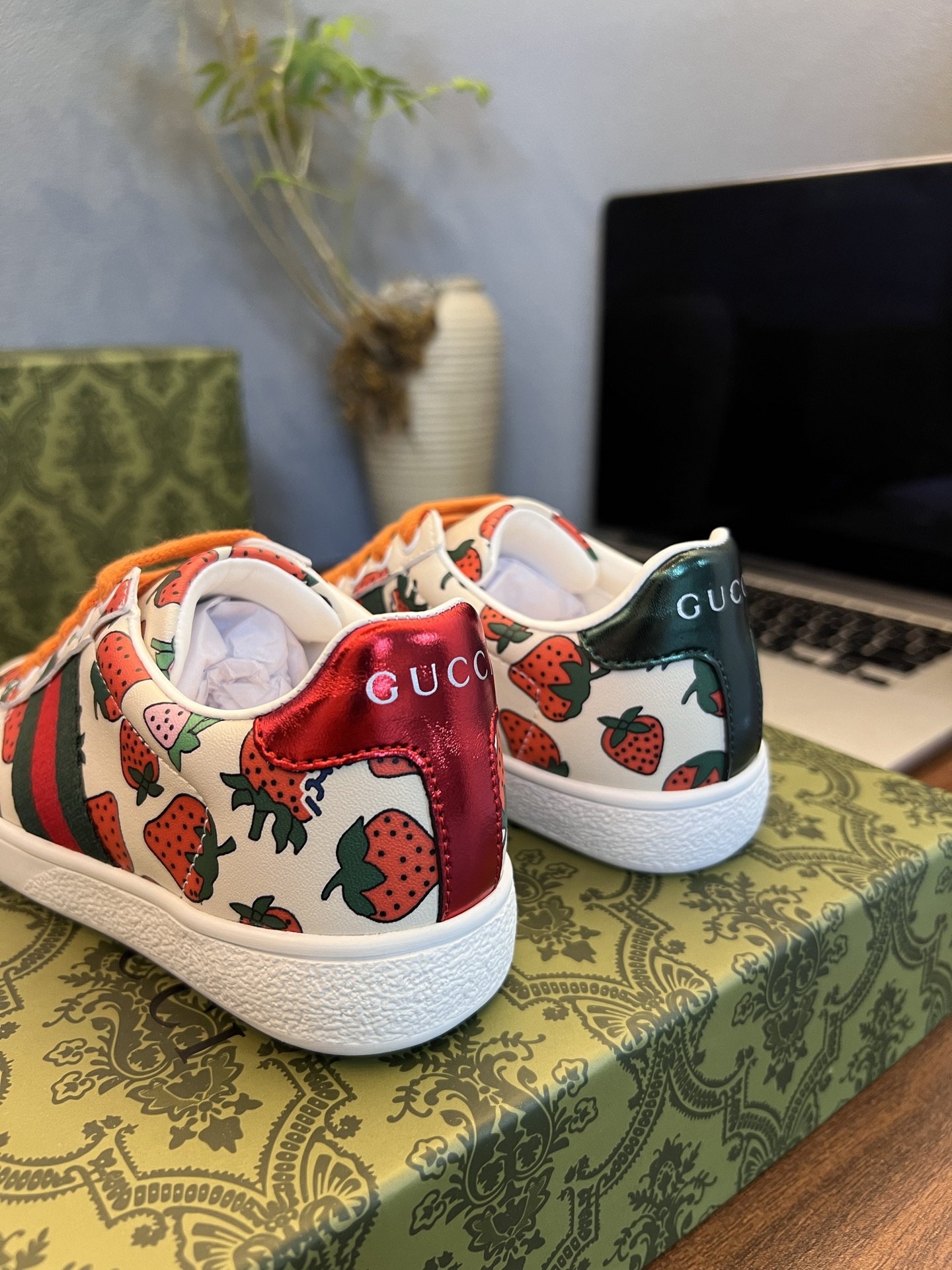 Children's shoes child